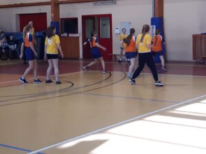 dziewczęta grające mecz w koszykówkę