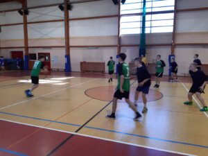 chłopcy grający mecz w koszykówkę